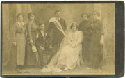Mladenci sa starim svatom i još četiri žene